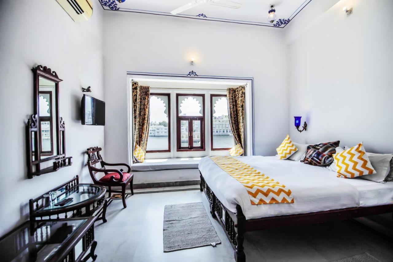 Hotel Devraj Niwas On Lake Pichola Udaipur Exterior photo