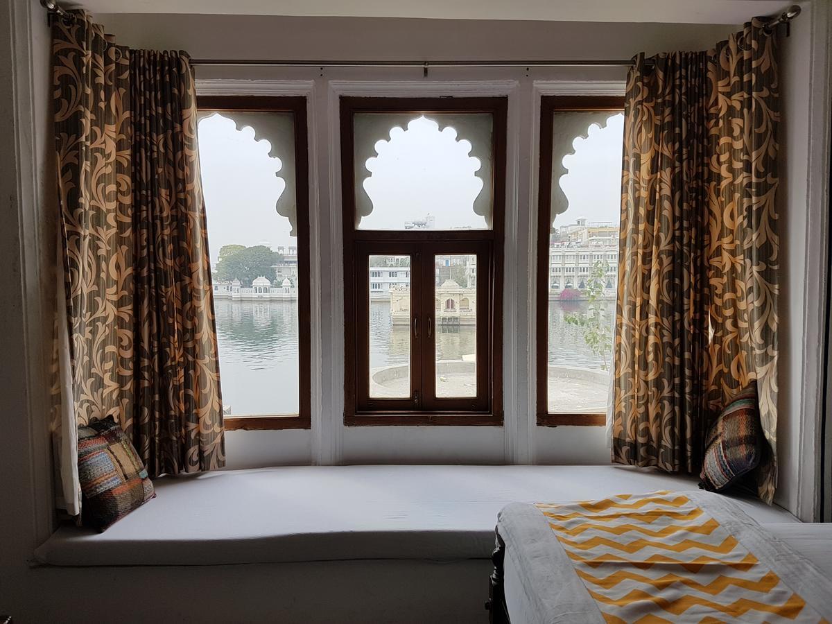 Hotel Devraj Niwas On Lake Pichola Udaipur Exterior photo